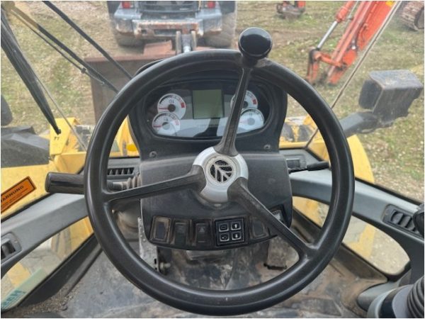 New Holland W110B - Image 11