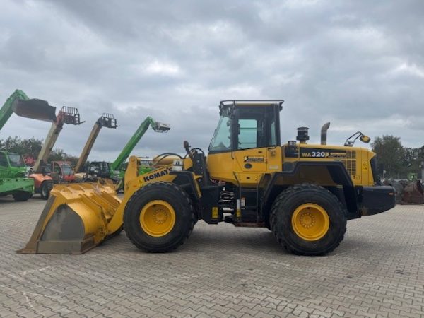 Komatsu WA320 - Image 2