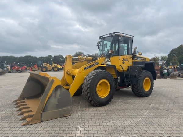 Komatsu WA320 - Image 3