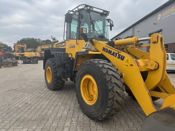 Komatsu WA320 - Image 6